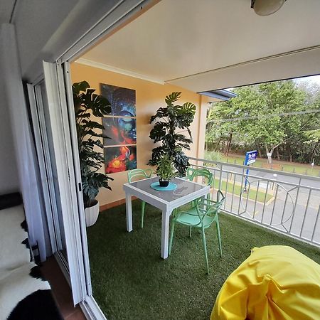 The York Beachfront Holiday Apartments Yorkeys Knob Exteriör bild