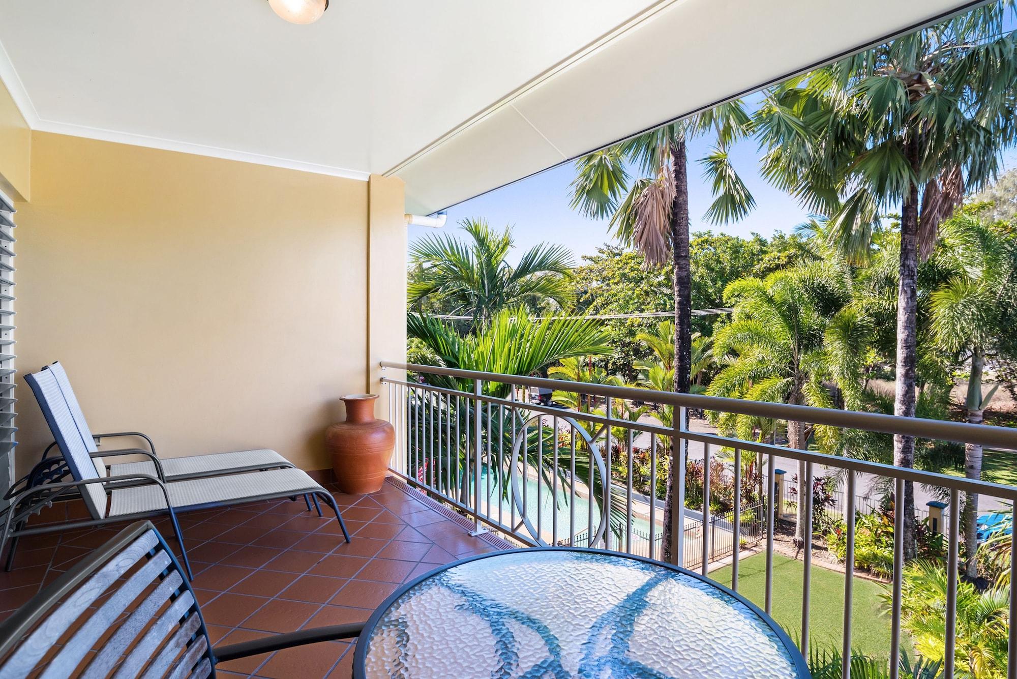 The York Beachfront Holiday Apartments Yorkeys Knob Exteriör bild