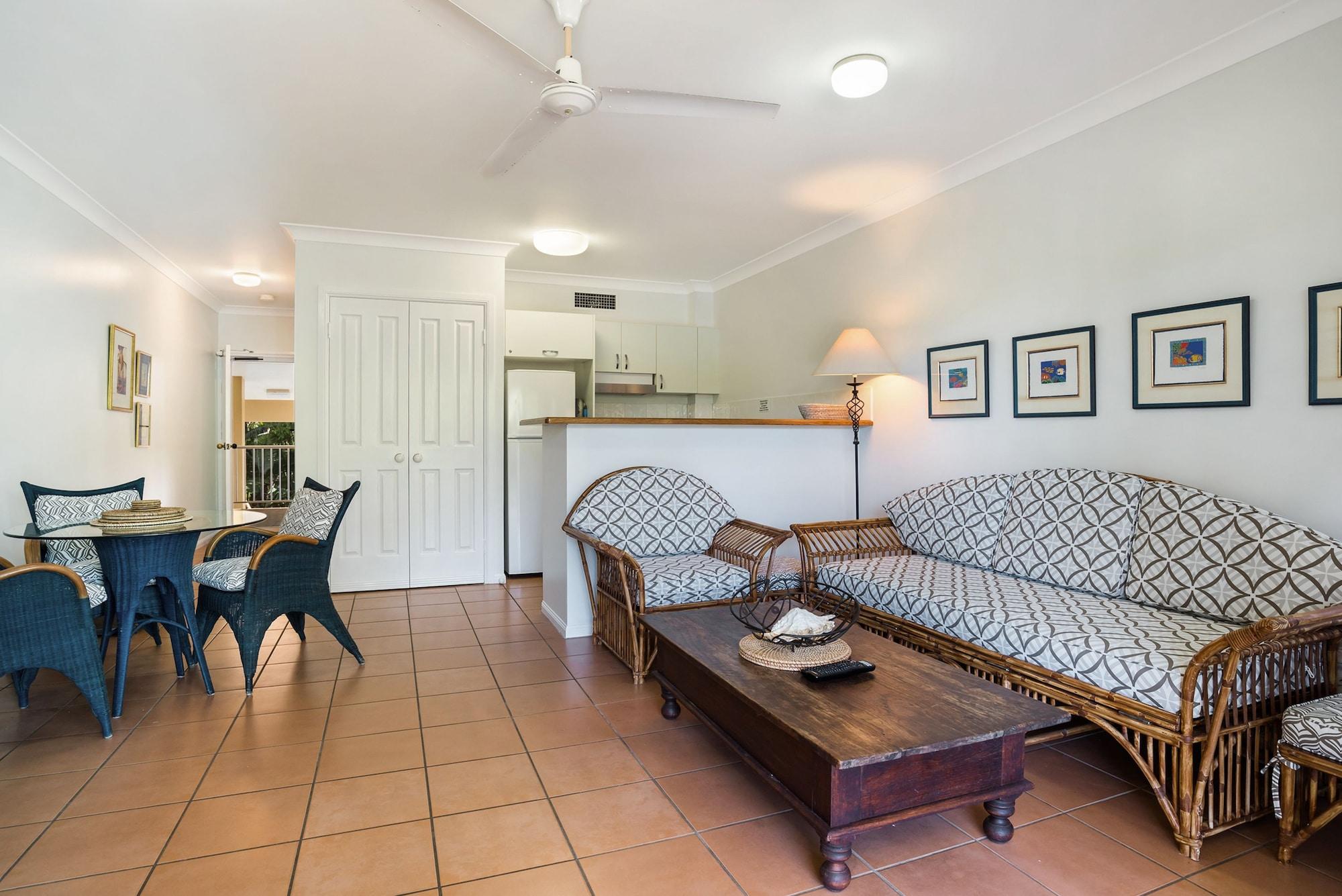 The York Beachfront Holiday Apartments Yorkeys Knob Exteriör bild