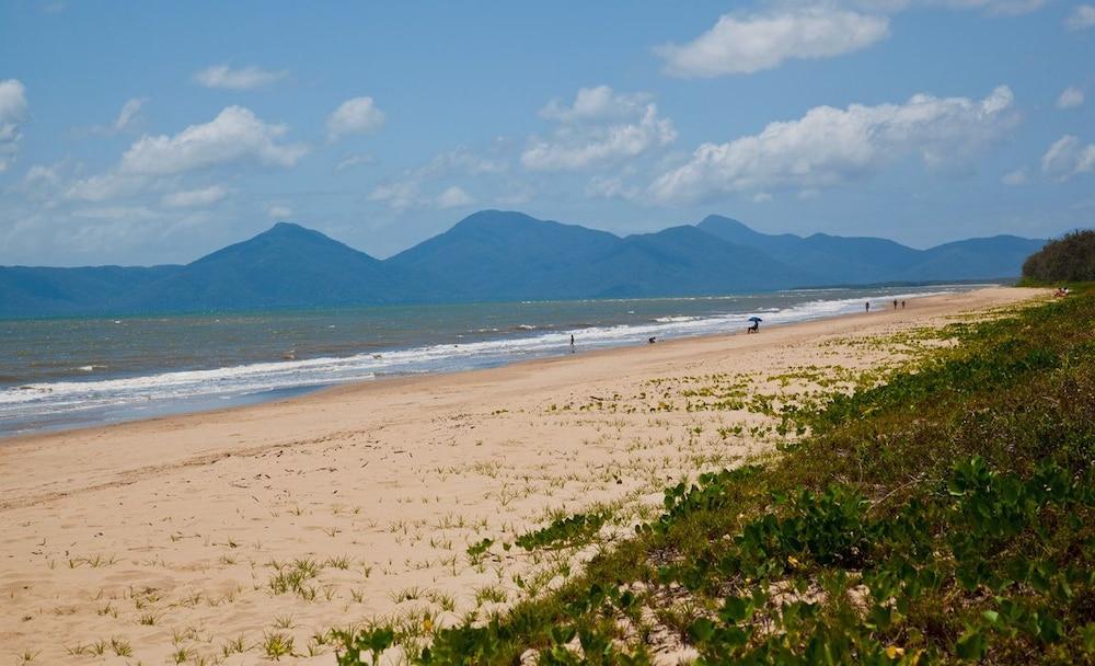 The York Beachfront Holiday Apartments Yorkeys Knob Exteriör bild