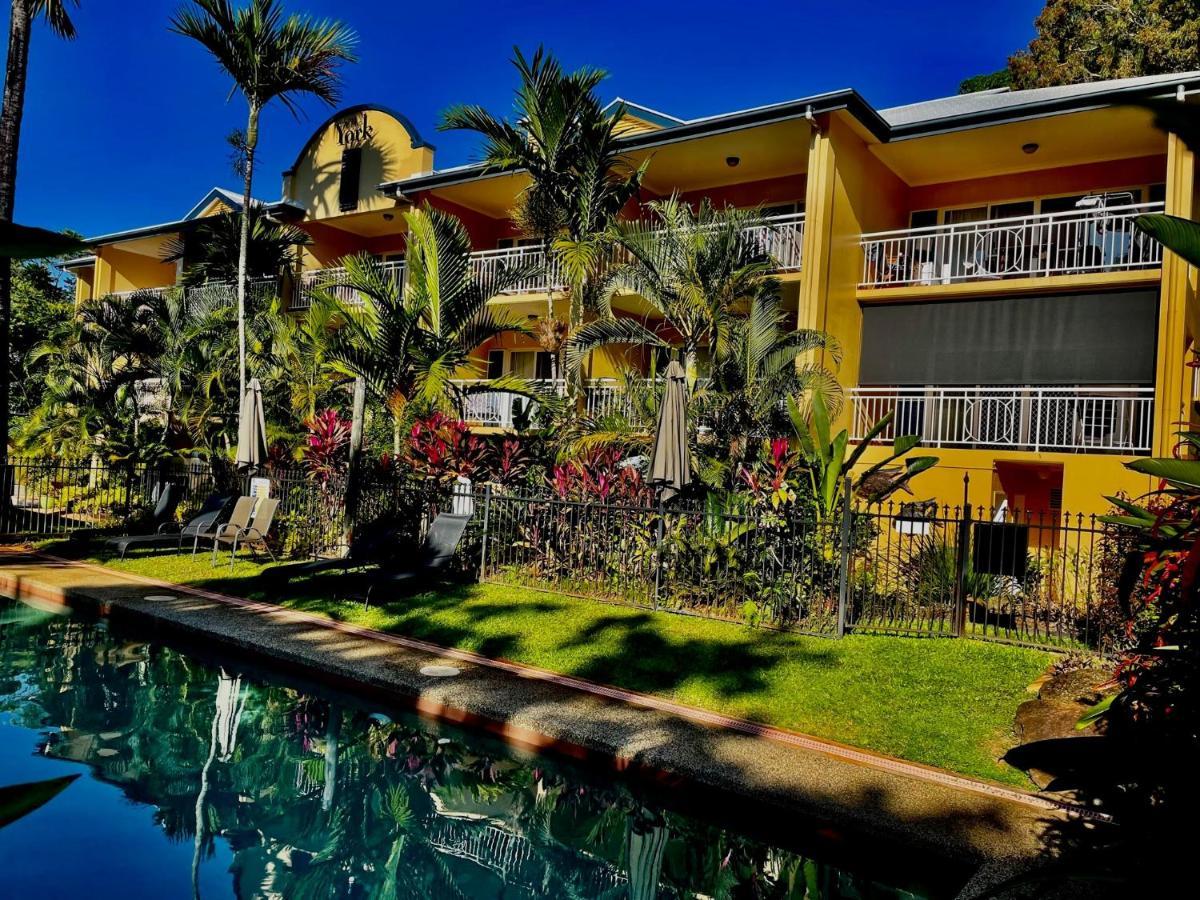 The York Beachfront Holiday Apartments Yorkeys Knob Exteriör bild