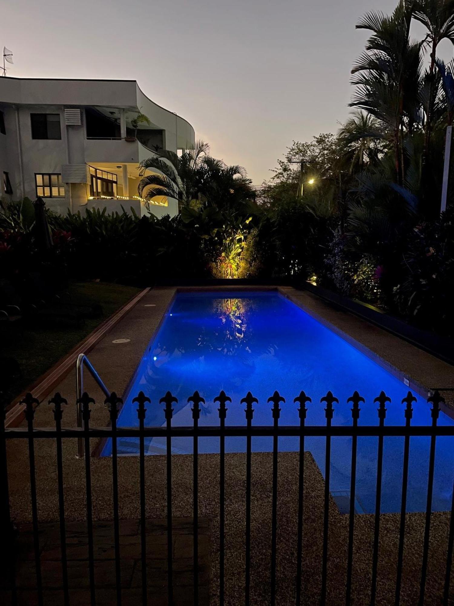 The York Beachfront Holiday Apartments Yorkeys Knob Exteriör bild