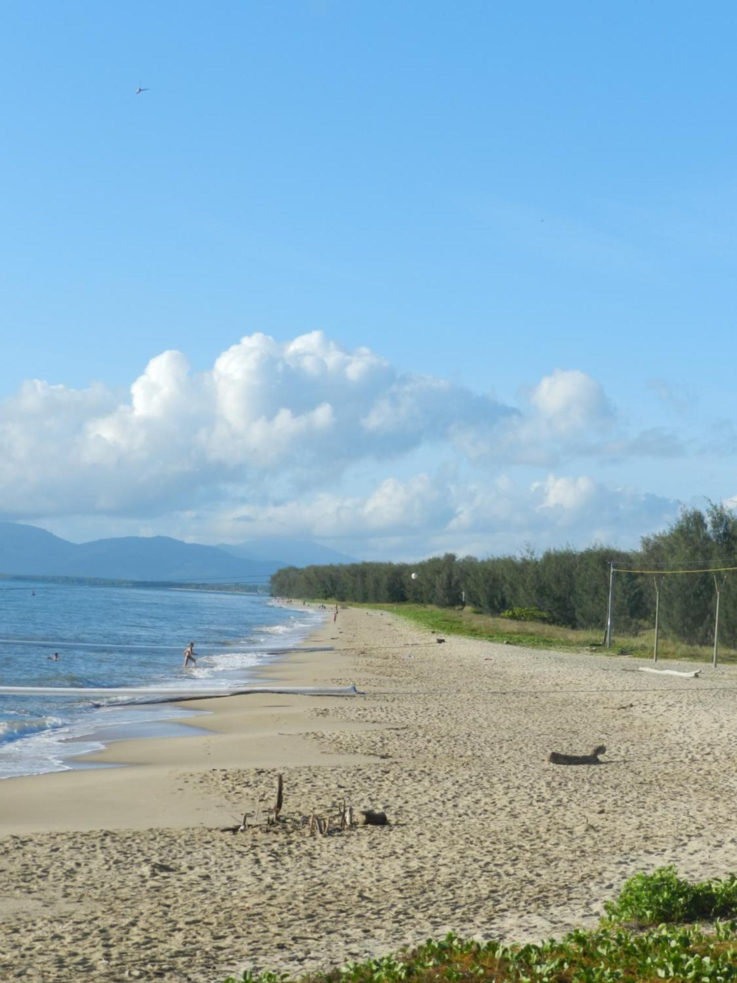 The York Beachfront Holiday Apartments Yorkeys Knob Exteriör bild