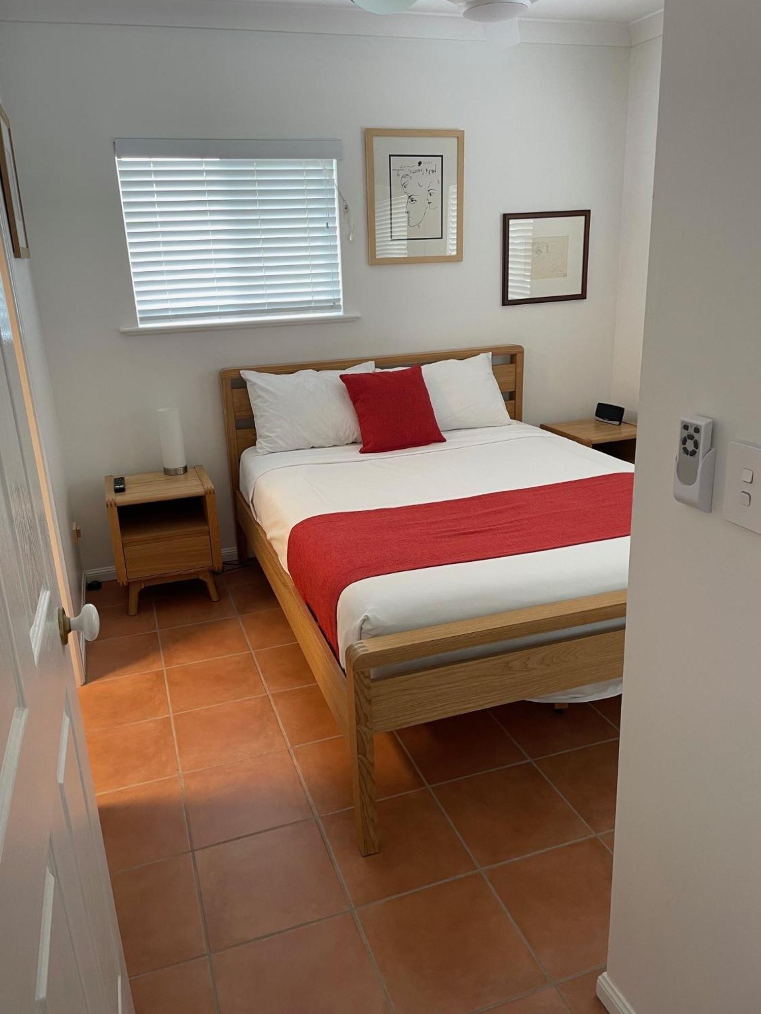 The York Beachfront Holiday Apartments Yorkeys Knob Exteriör bild