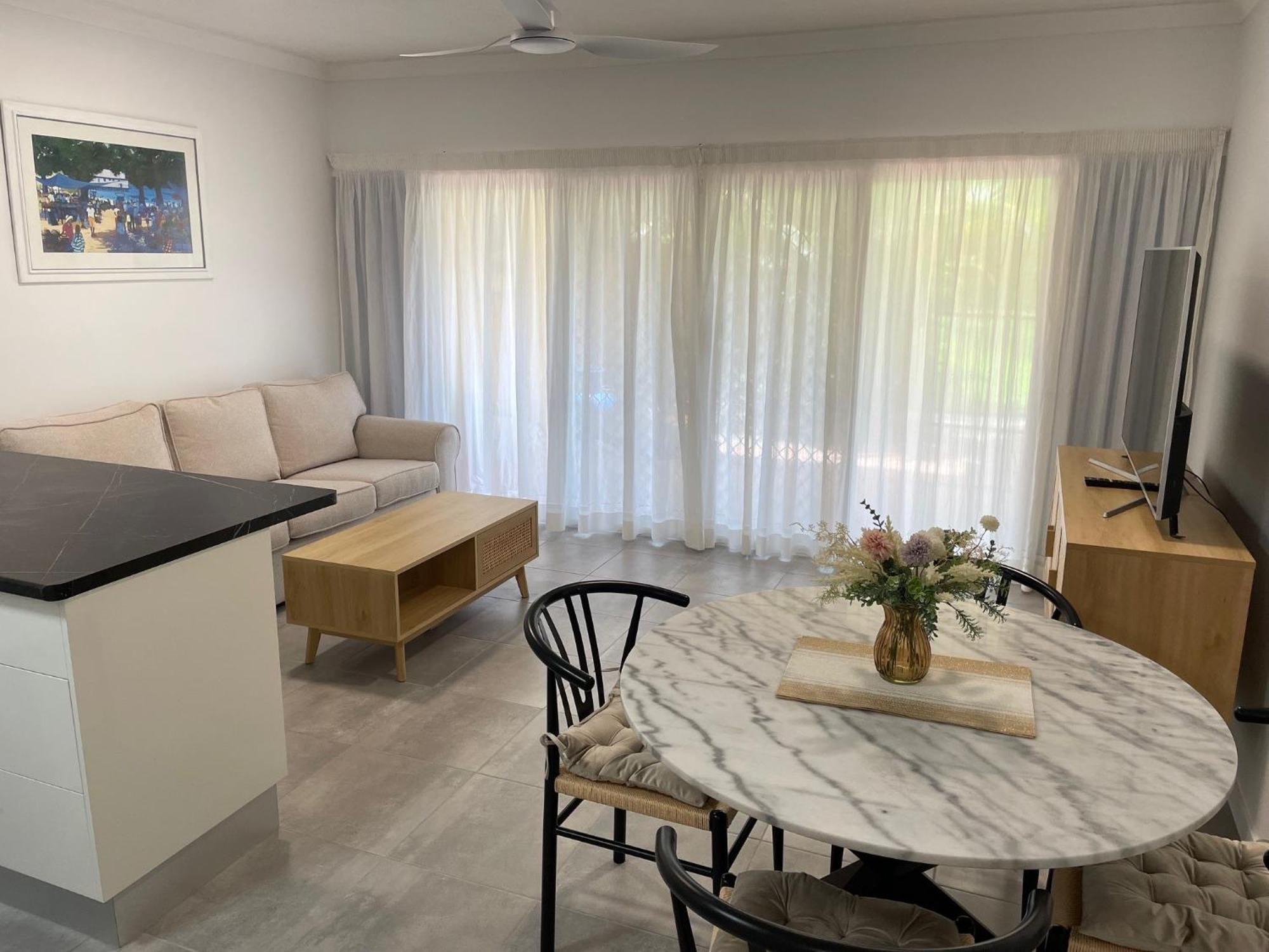 The York Beachfront Holiday Apartments Yorkeys Knob Exteriör bild