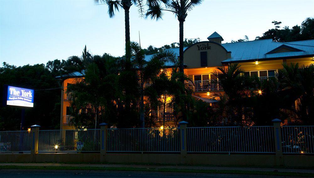 The York Beachfront Holiday Apartments Yorkeys Knob Exteriör bild