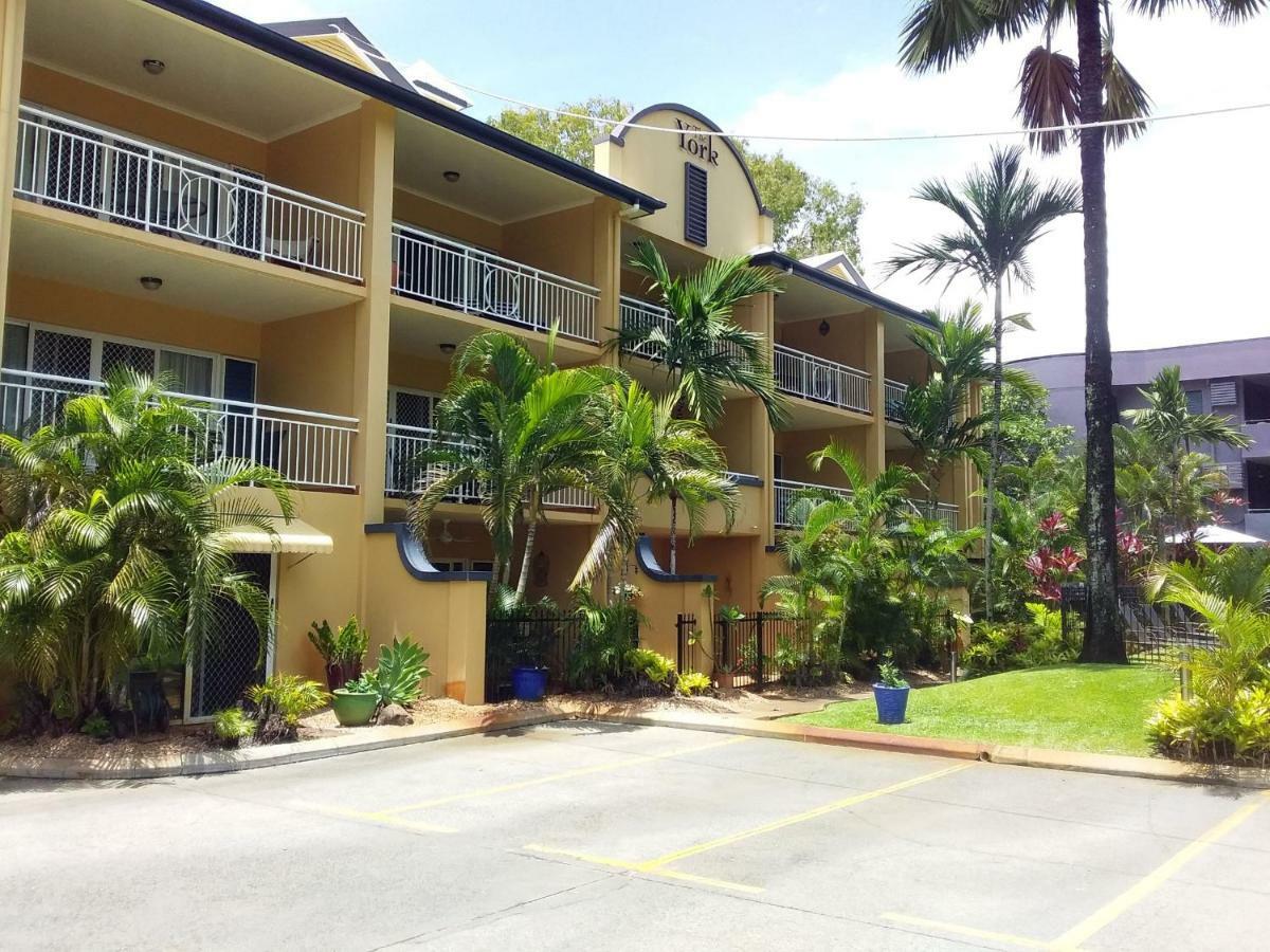 The York Beachfront Holiday Apartments Yorkeys Knob Exteriör bild
