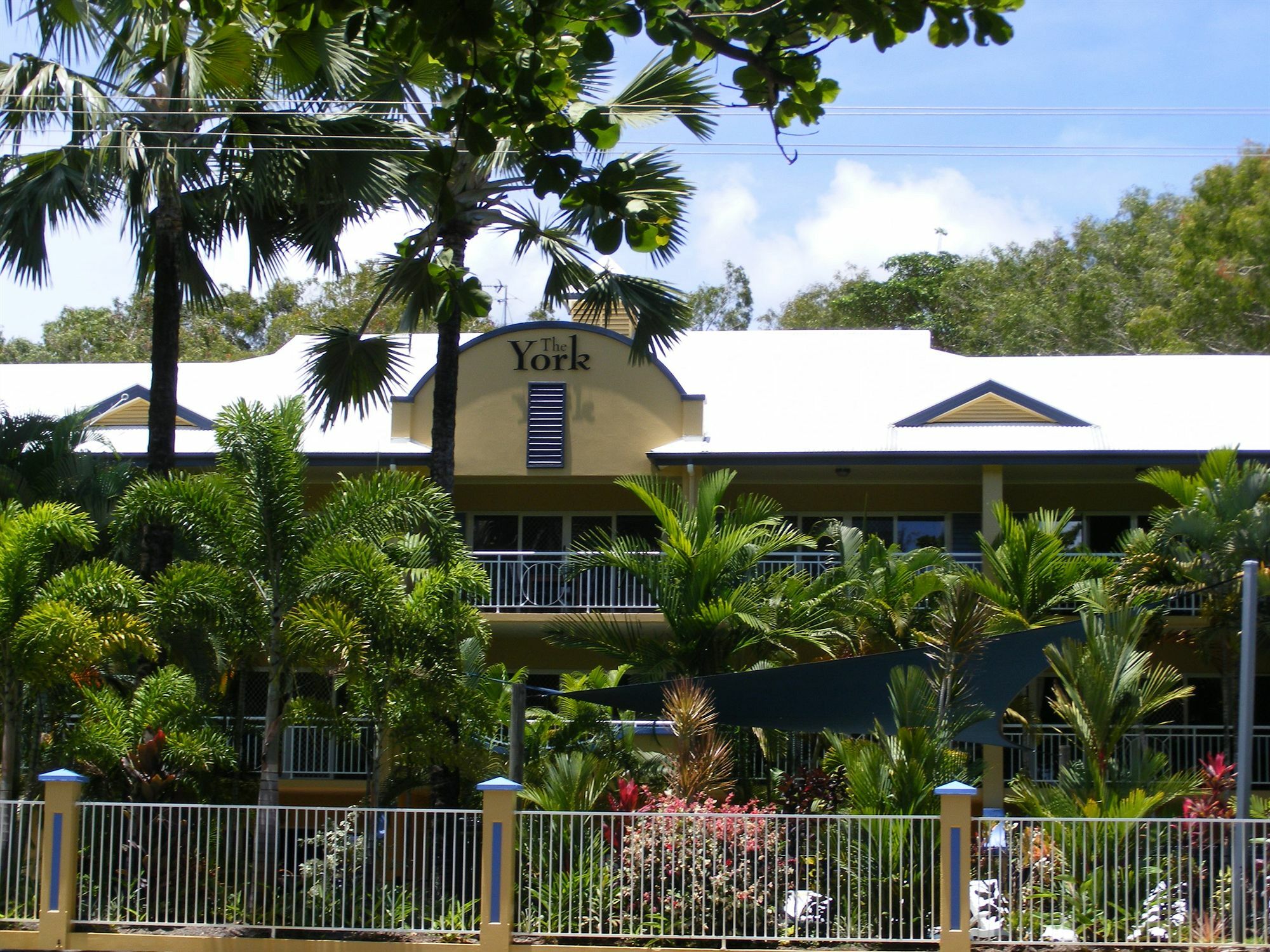 The York Beachfront Holiday Apartments Yorkeys Knob Exteriör bild